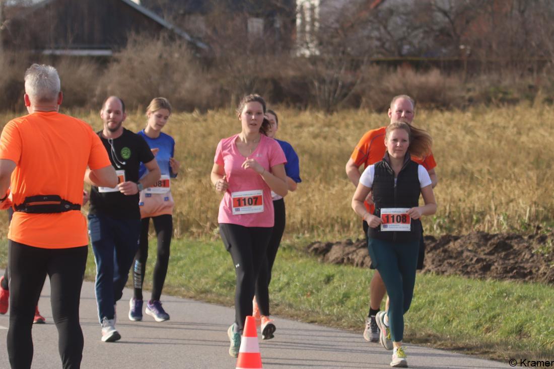 30603329-fuerstenfeldbrucks-landkreis-laeuferschar-beim-pfaffenhofener-silvesterlauf-QgBG