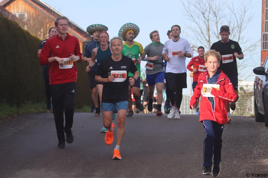 30603331-fuerstenfeldbrucks-landkreis-laeuferschar-beim-pfaffenhofener-silvesterlauf-PABG