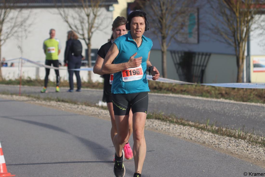 30603332-fuerstenfeldbrucks-landkreis-laeuferschar-beim-pfaffenhofener-silvesterlauf-QRBG