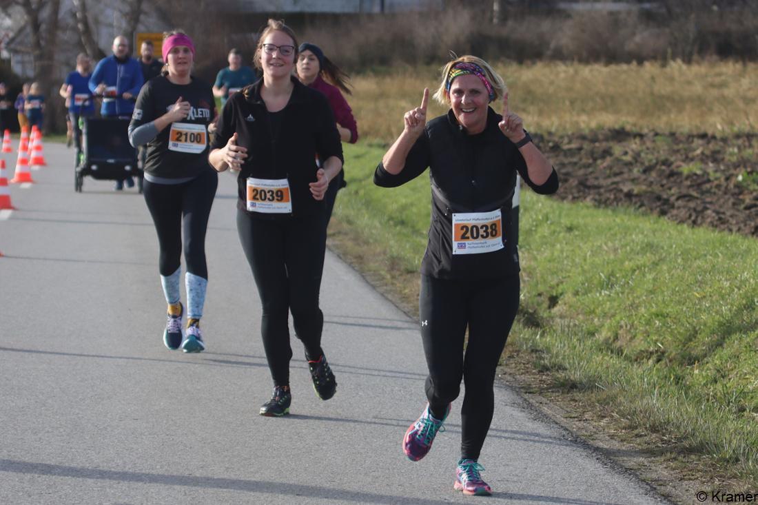 30603334-fuerstenfeldbrucks-landkreis-laeuferschar-beim-pfaffenhofener-silvesterlauf-R7BG