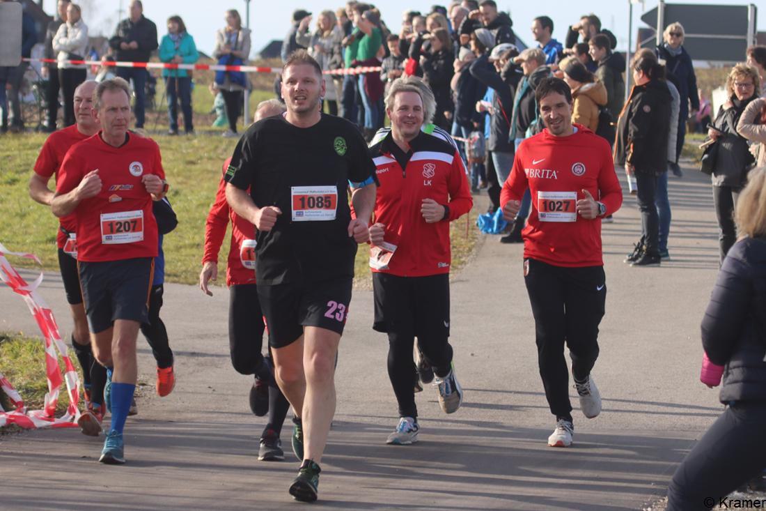 30603336-fuerstenfeldbrucks-landkreis-laeuferschar-beim-pfaffenhofener-silvesterlauf-RjBG