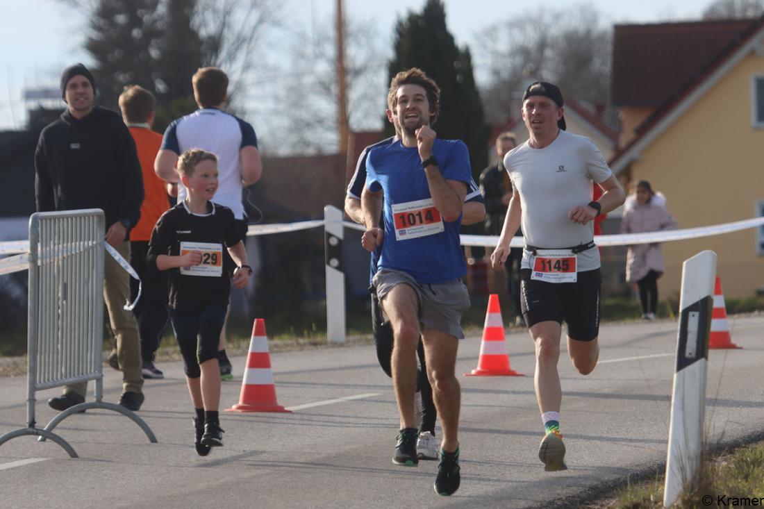 30603337-fuerstenfeldbrucks-landkreis-laeuferschar-beim-pfaffenhofener-silvesterlauf-NYBG