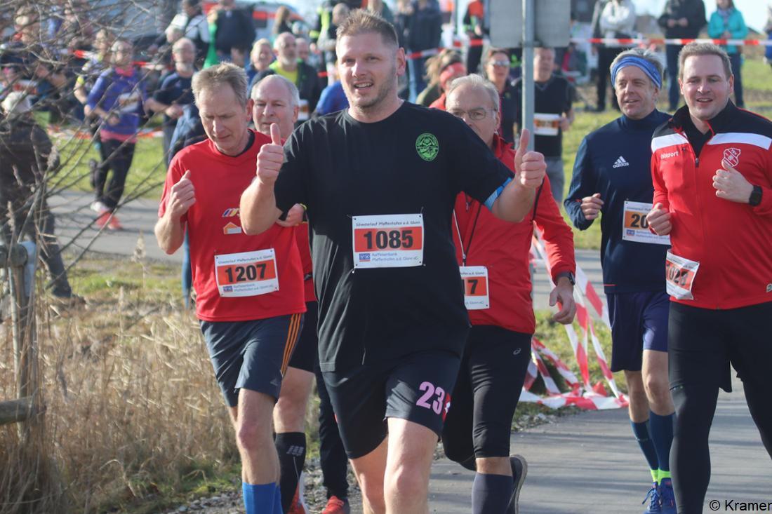 30603338-fuerstenfeldbrucks-landkreis-laeuferschar-beim-pfaffenhofener-silvesterlauf-RqBG