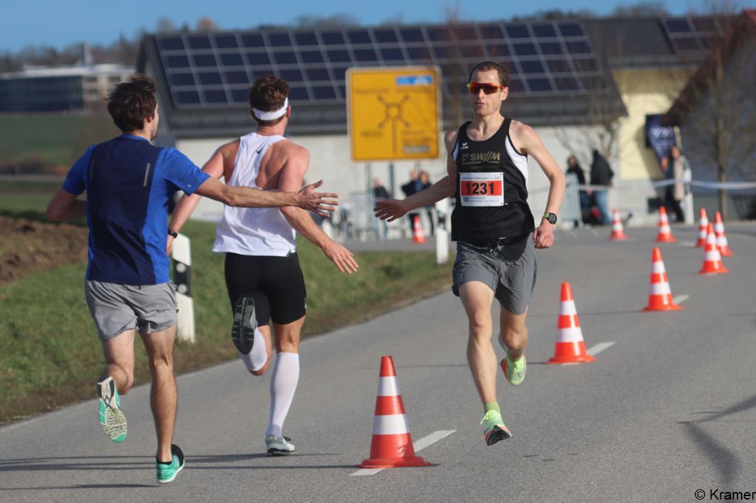 30603339-fuerstenfeldbrucks-landkreis-laeuferschar-beim-pfaffenhofener-silvesterlauf-O0BG