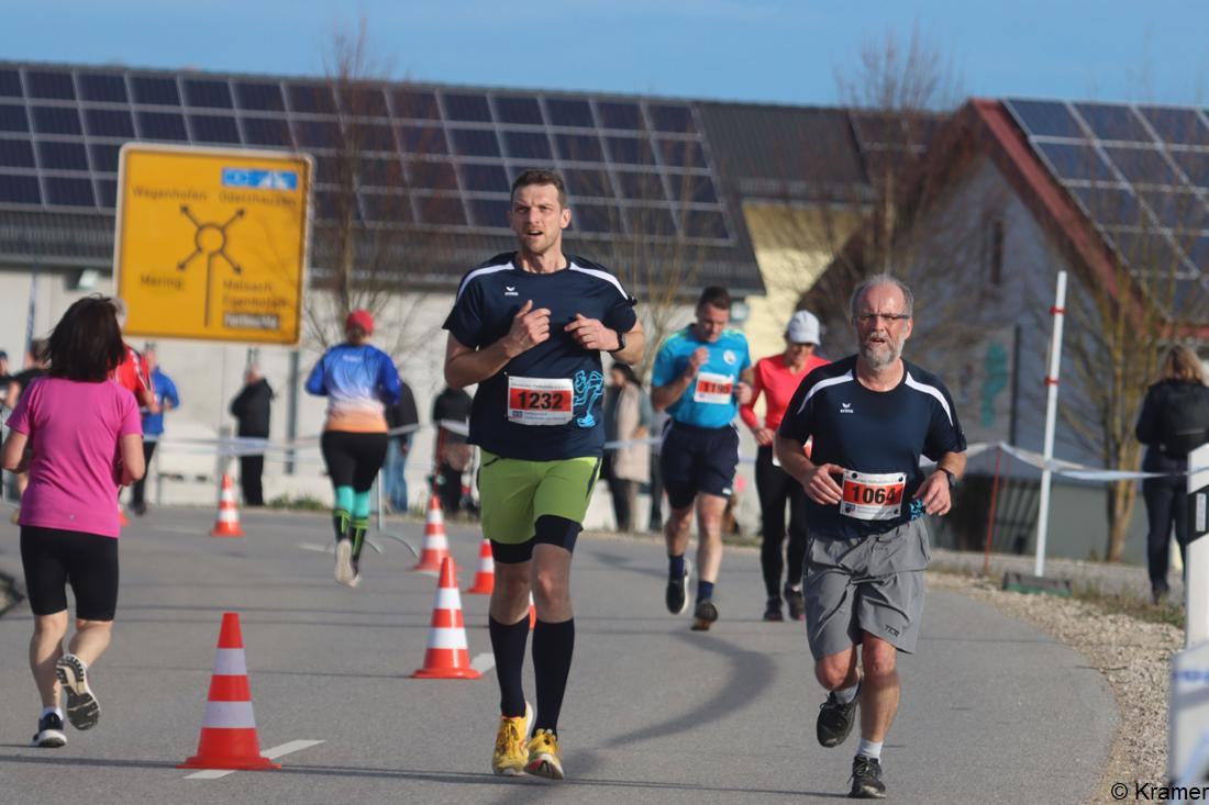 30603340-fuerstenfeldbrucks-landkreis-laeuferschar-beim-pfaffenhofener-silvesterlauf-NABG