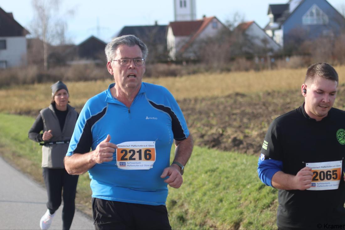 30603342-fuerstenfeldbrucks-landkreis-laeuferschar-beim-pfaffenhofener-silvesterlauf-OABG