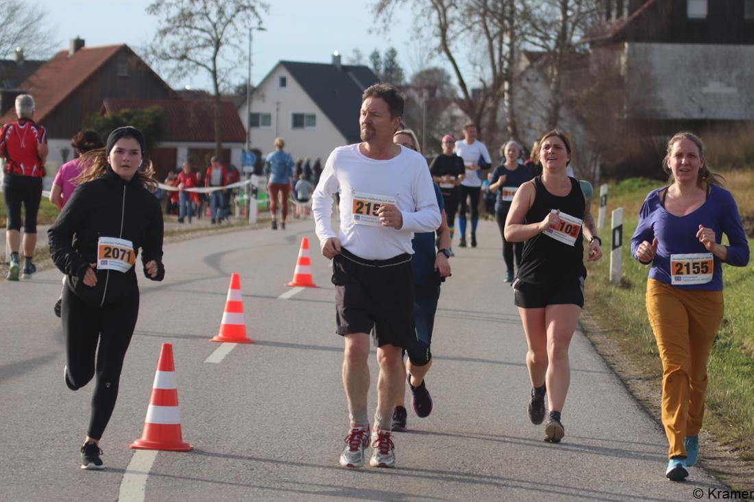 30603343-fuerstenfeldbrucks-landkreis-laeuferschar-beim-pfaffenhofener-silvesterlauf-QcBG