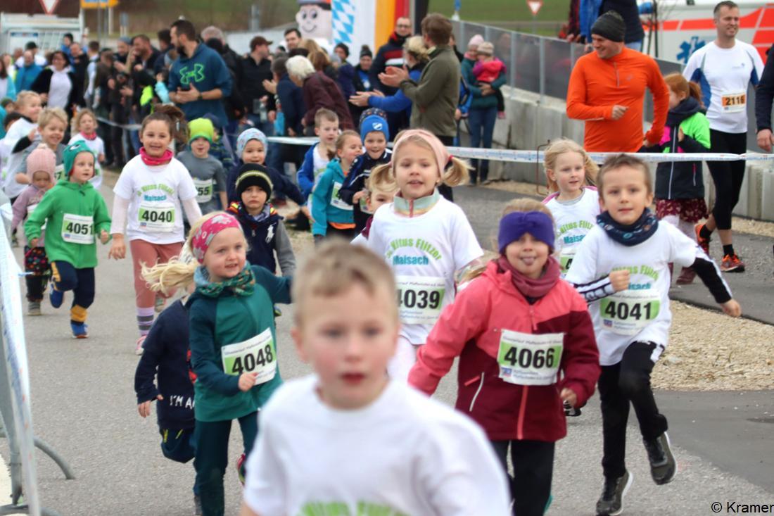 30603344-fuerstenfeldbrucks-landkreis-laeuferschar-beim-pfaffenhofener-silvesterlauf-PvBG