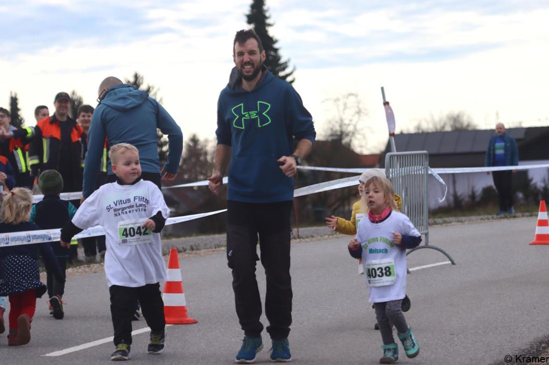 30603345-fuerstenfeldbrucks-landkreis-laeuferschar-beim-pfaffenhofener-silvesterlauf-PRBG