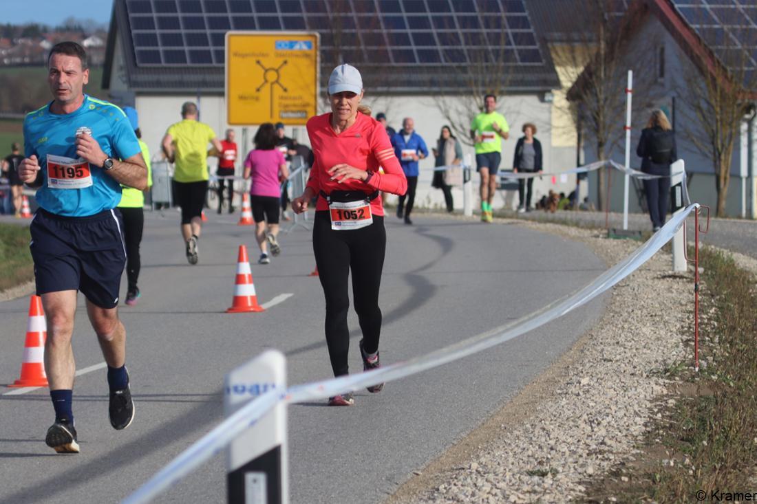 30603346-fuerstenfeldbrucks-landkreis-laeuferschar-beim-pfaffenhofener-silvesterlauf-QPBG