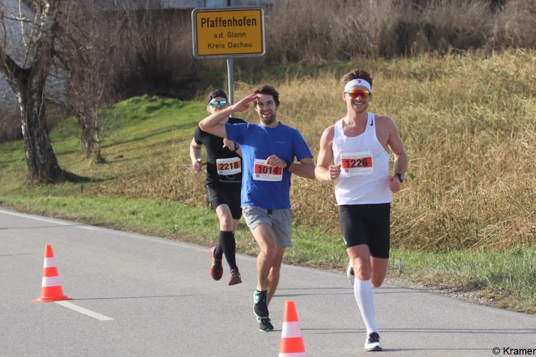 30603347-fuerstenfeldbrucks-landkreis-laeuferschar-beim-pfaffenhofener-silvesterlauf-PoBG