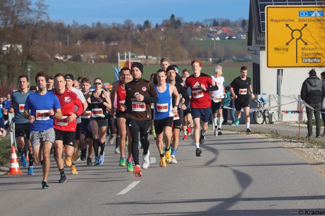 30603349-fuerstenfeldbrucks-landkreis-laeuferschar-beim-pfaffenhofener-silvesterlauf-RoBG