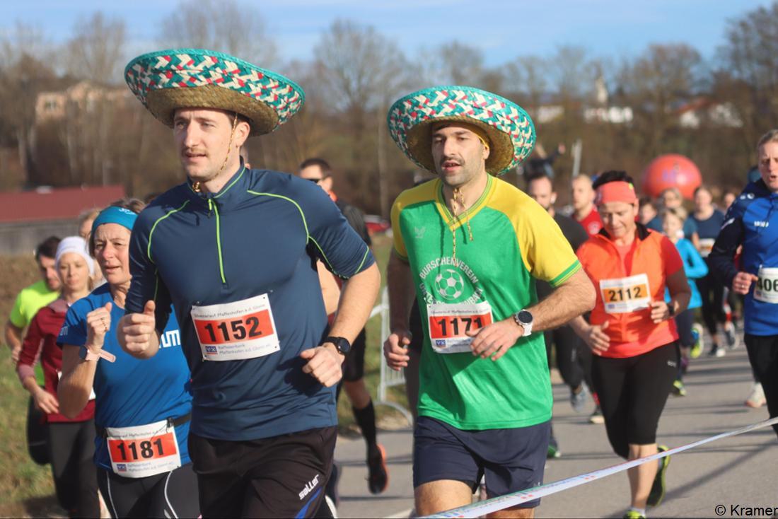 30603350-fuerstenfeldbrucks-landkreis-laeuferschar-beim-pfaffenhofener-silvesterlauf-PvBG