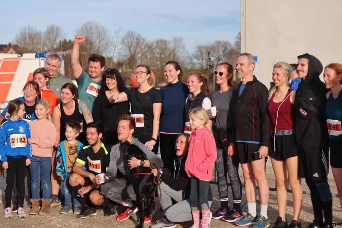 30603353-fuerstenfeldbrucks-landkreis-laeuferschar-beim-pfaffenhofener-silvesterlauf-NQBG