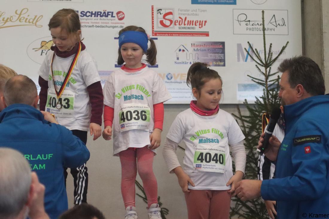 30603354-fuerstenfeldbrucks-landkreis-laeuferschar-beim-pfaffenhofener-silvesterlauf-OBBG