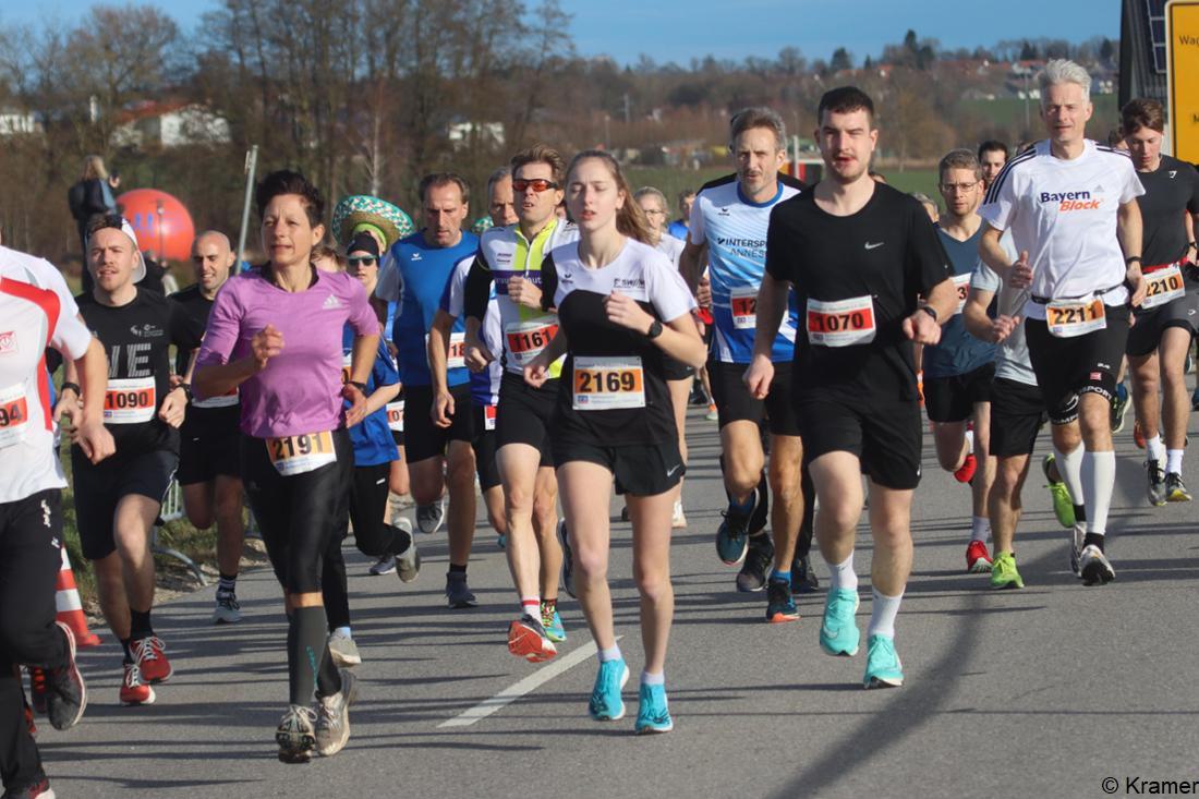 30603356-fuerstenfeldbrucks-landkreis-laeuferschar-beim-pfaffenhofener-silvesterlauf-ORBG