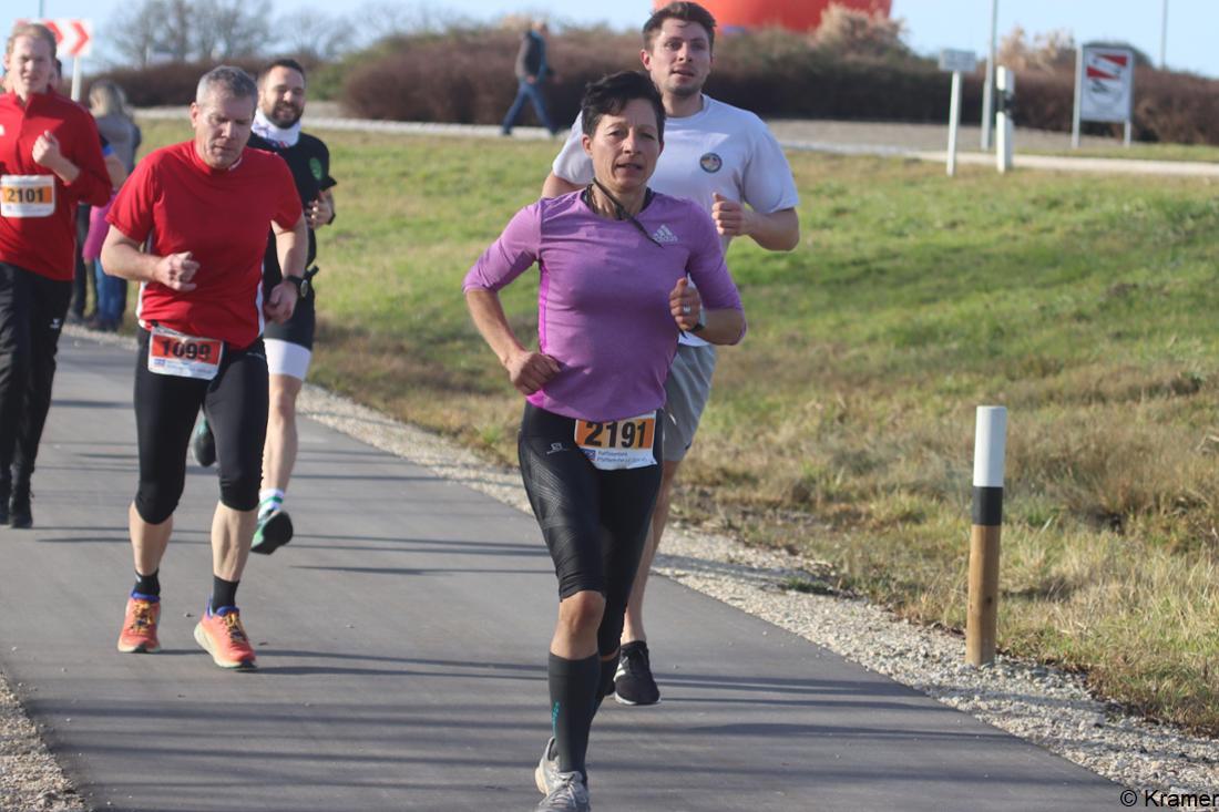 30603357-fuerstenfeldbrucks-landkreis-laeuferschar-beim-pfaffenhofener-silvesterlauf-NJBG