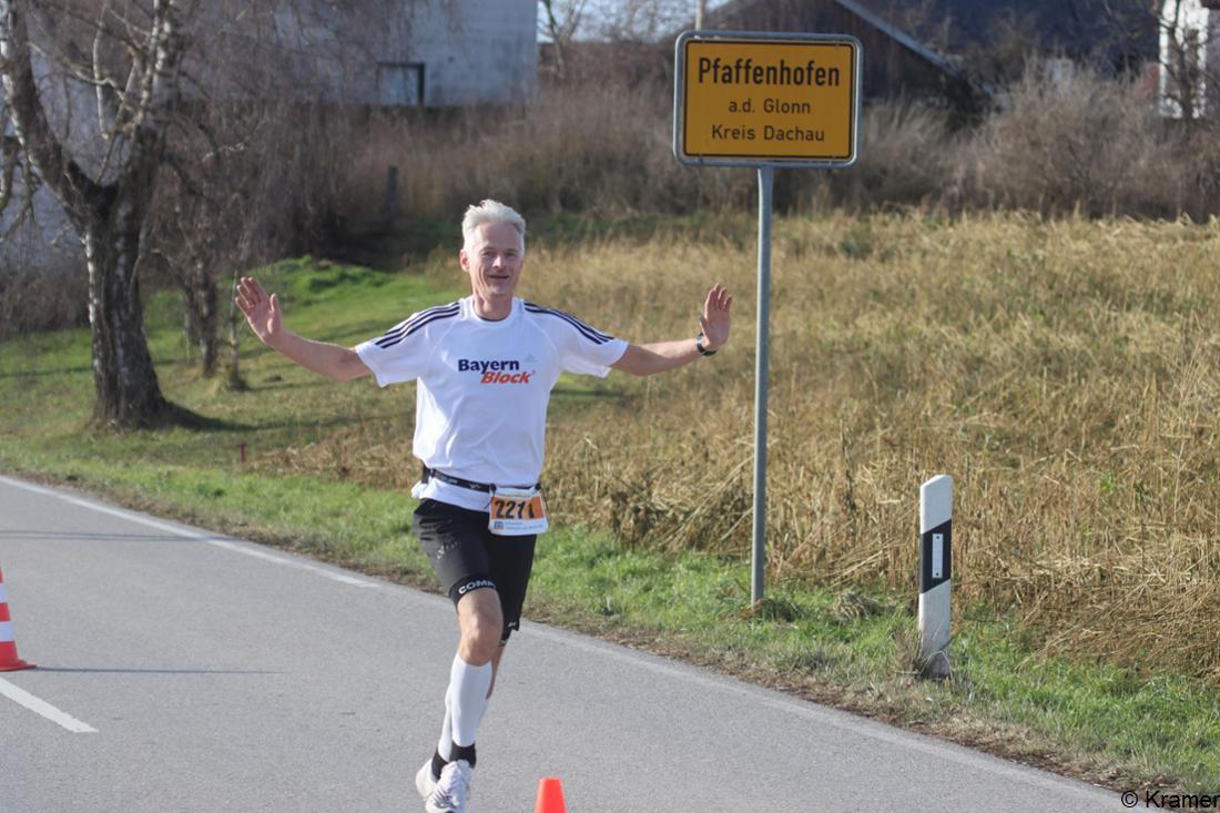 30603359-fuerstenfeldbrucks-landkreis-laeuferschar-beim-pfaffenhofener-silvesterlauf-R9BG